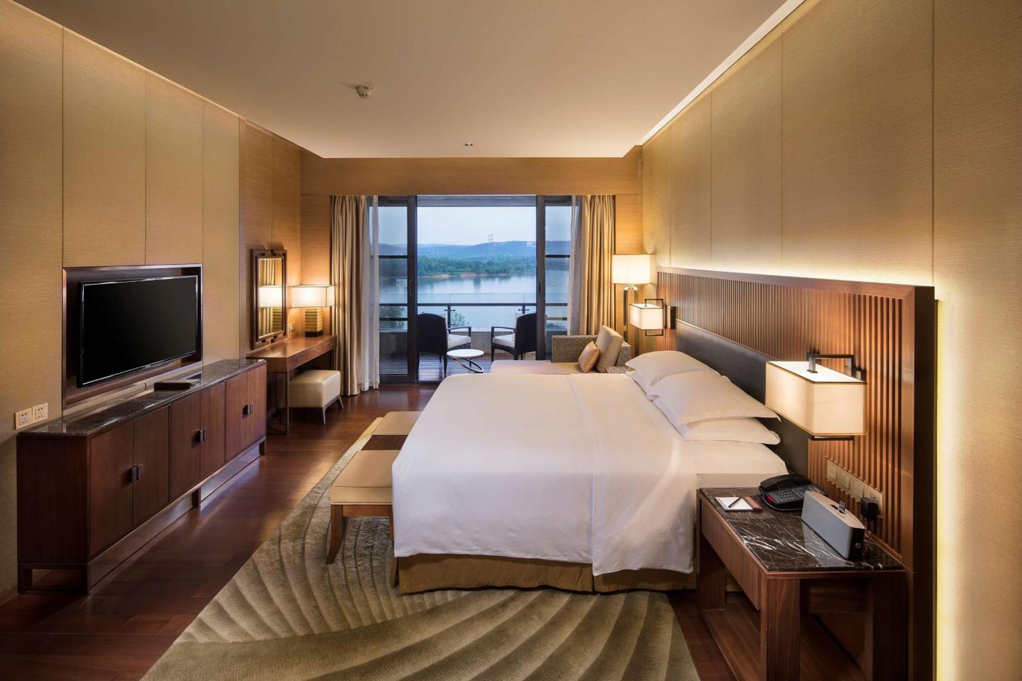 Hilton Wuhan Optics Valley Exterior foto