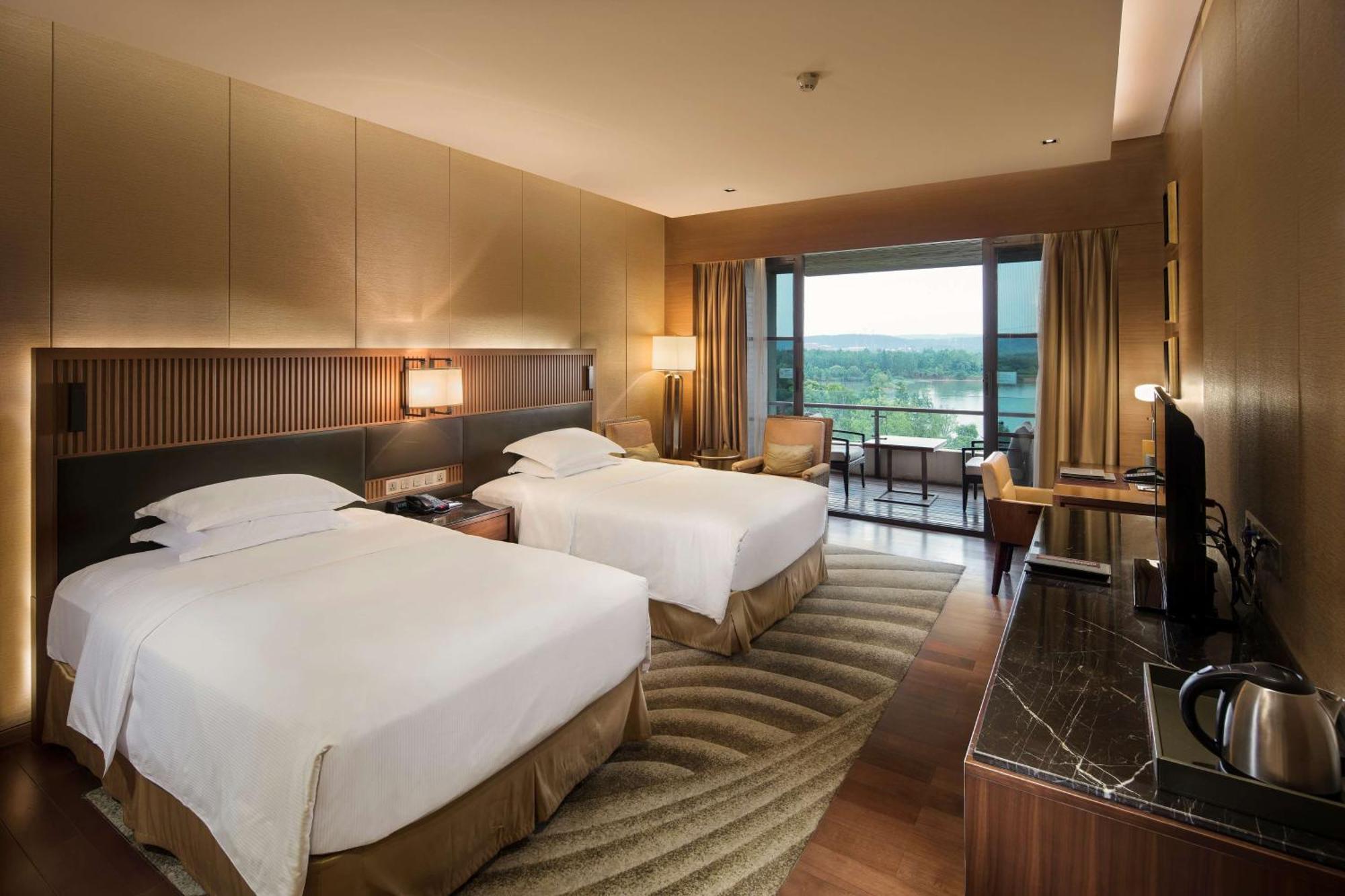 Hilton Wuhan Optics Valley Exterior foto